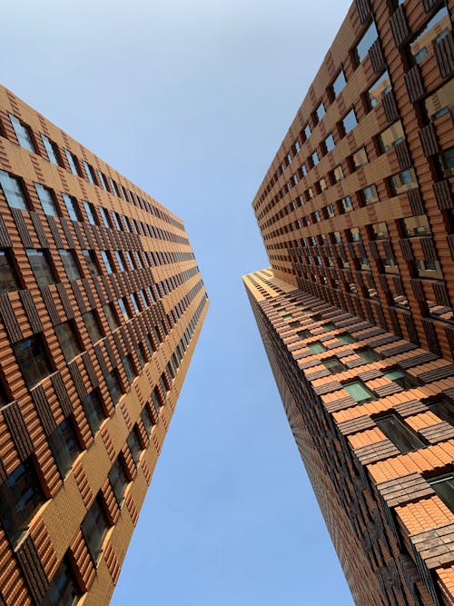 棕色建筑物的低角度照片