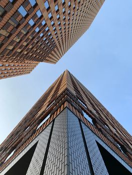 晴朗的蓝天下，高高的摩天大楼展现出令人惊叹的视角，彰显了城市建筑的魅力