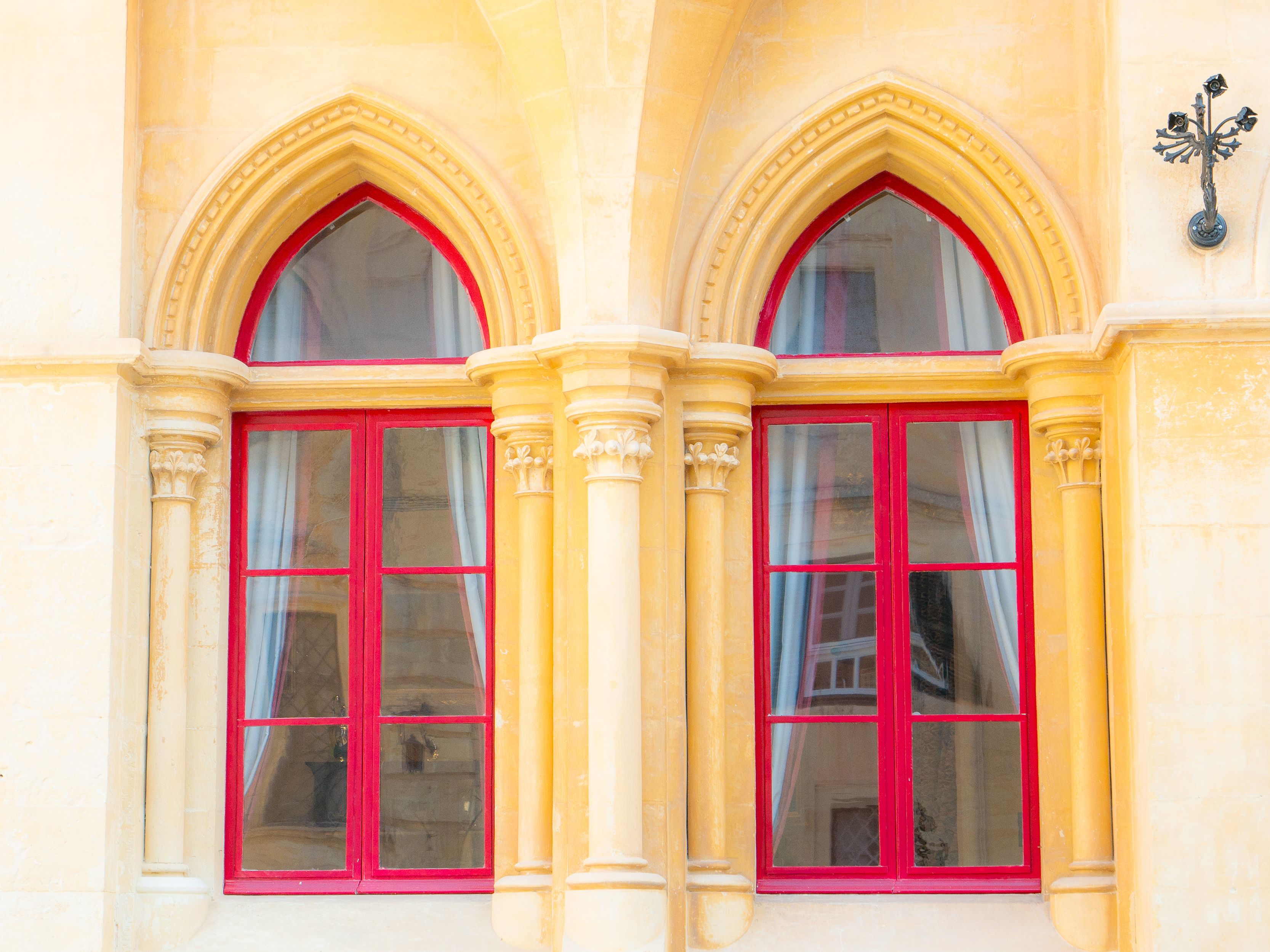 Janelas Em Arco Elegantes Em Arquitetura Histórica De Pedra · Foto ...