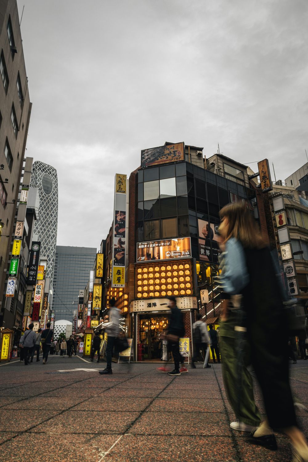 Vibrant Tokyo Street Scene with Neon Signs · Free Stock Photo