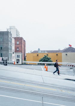 一个单身汉走在阴云密布的城市街道上