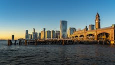 在霍博肯欣赏日落时纽约市天际线的壮丽景色