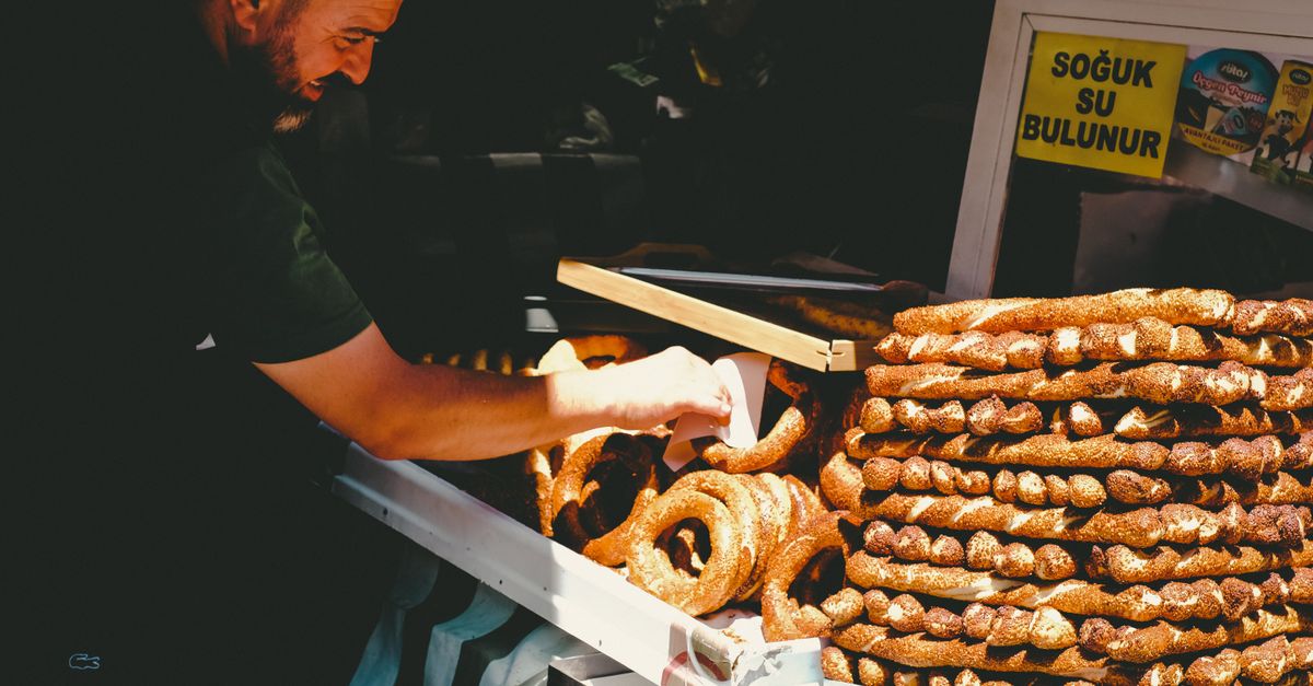 Simit Bread Machine Vendor selling traditional Turkish simit bread · Free Stock Photo