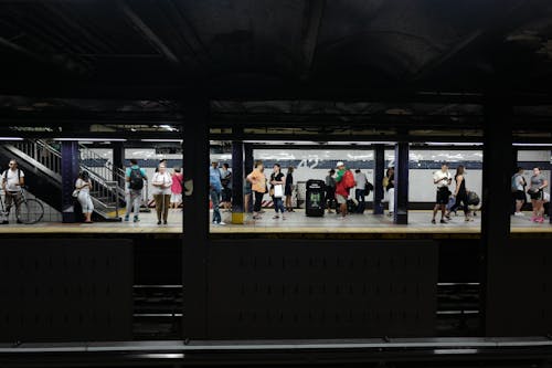 Základová fotografie zdarma na téma čekání, lidé, nástupiště metra