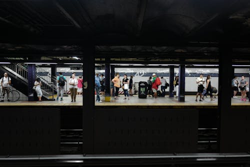 Foto profissional grátis de de pé, esperando, estação de trem