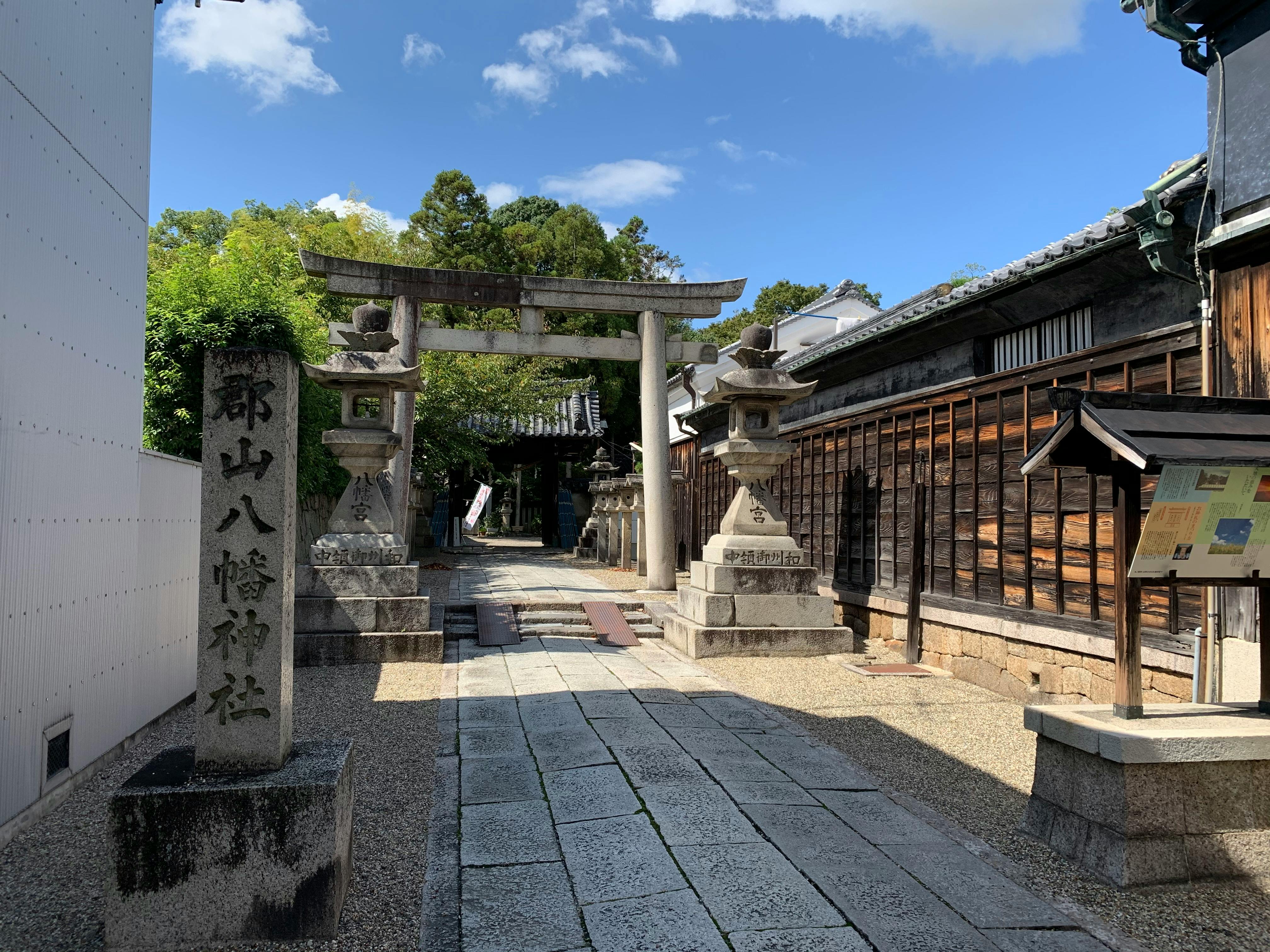 文化遺産と建築美をとらえた、鳥居のある伝統的な日本の神社の入り口。