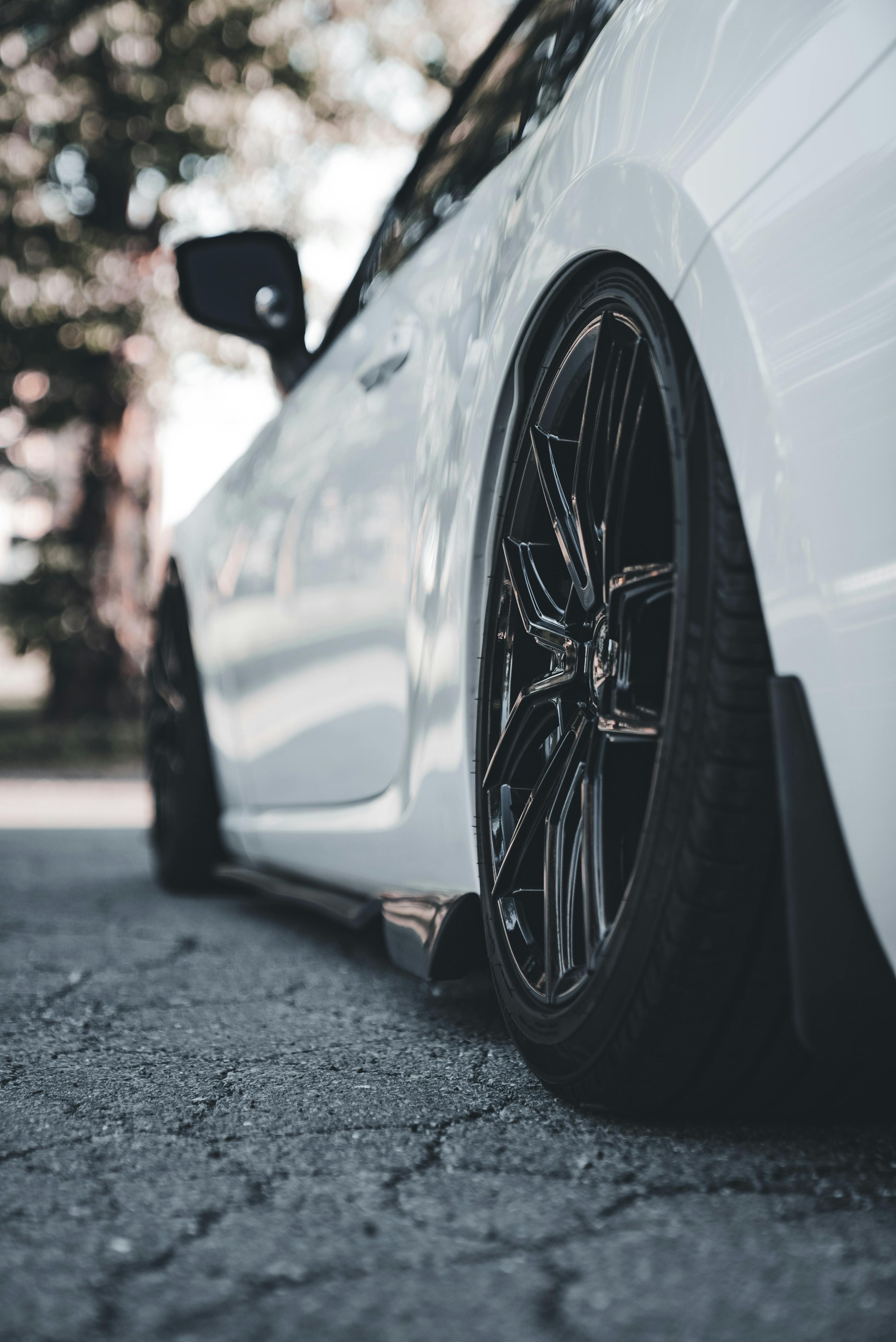 Keramikversiegelung - Wasser perlt von versiegelter Autooberfläche ab