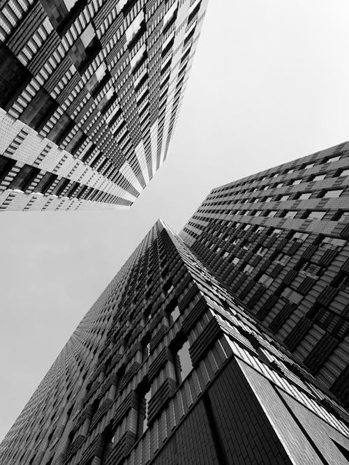 Фото высотных зданий в оттенках серого под низким углом