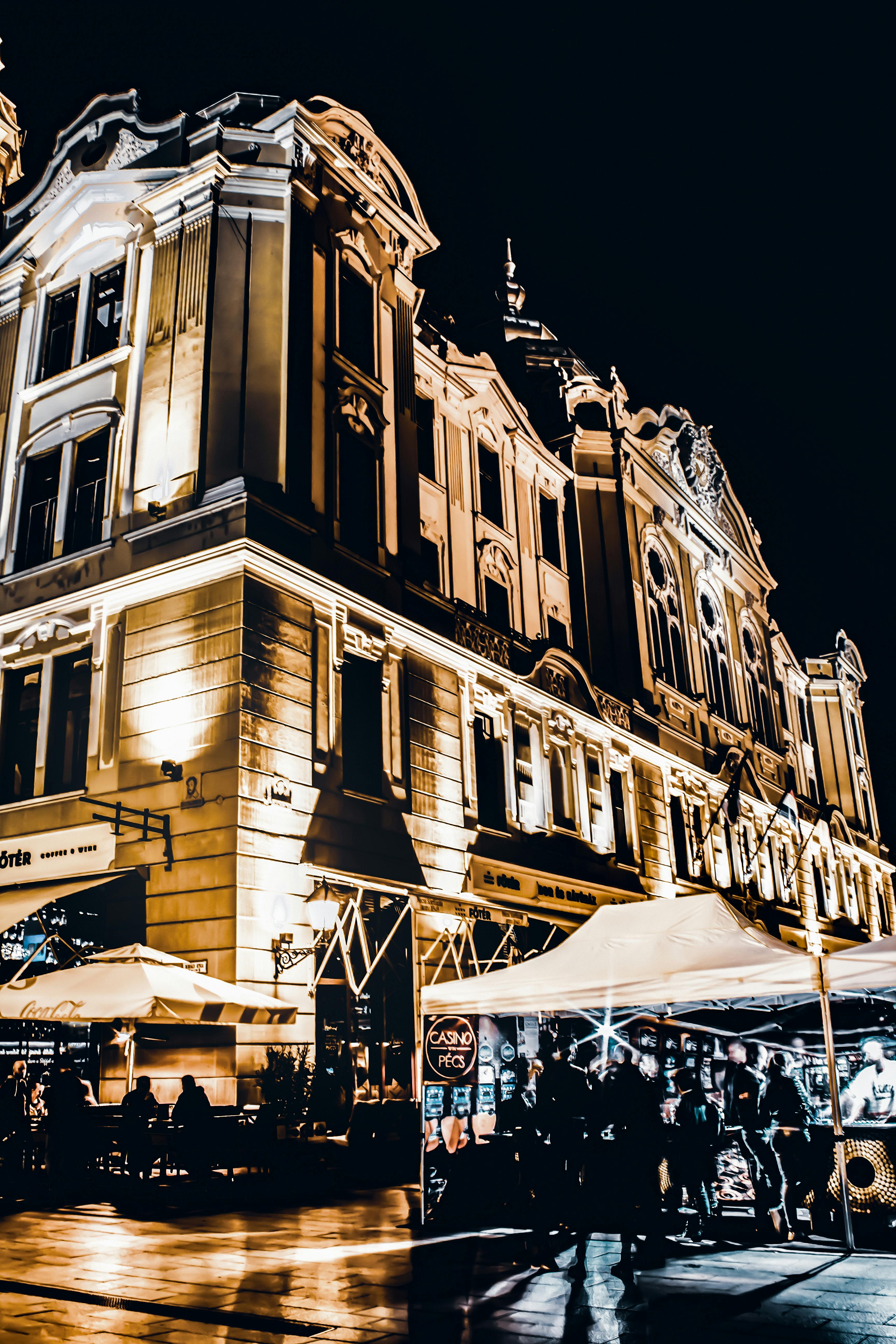 在繁华的城市街道上，欣赏美丽的历史建筑