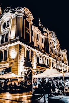 在繁华的城市街道上，欣赏美丽的历史建筑