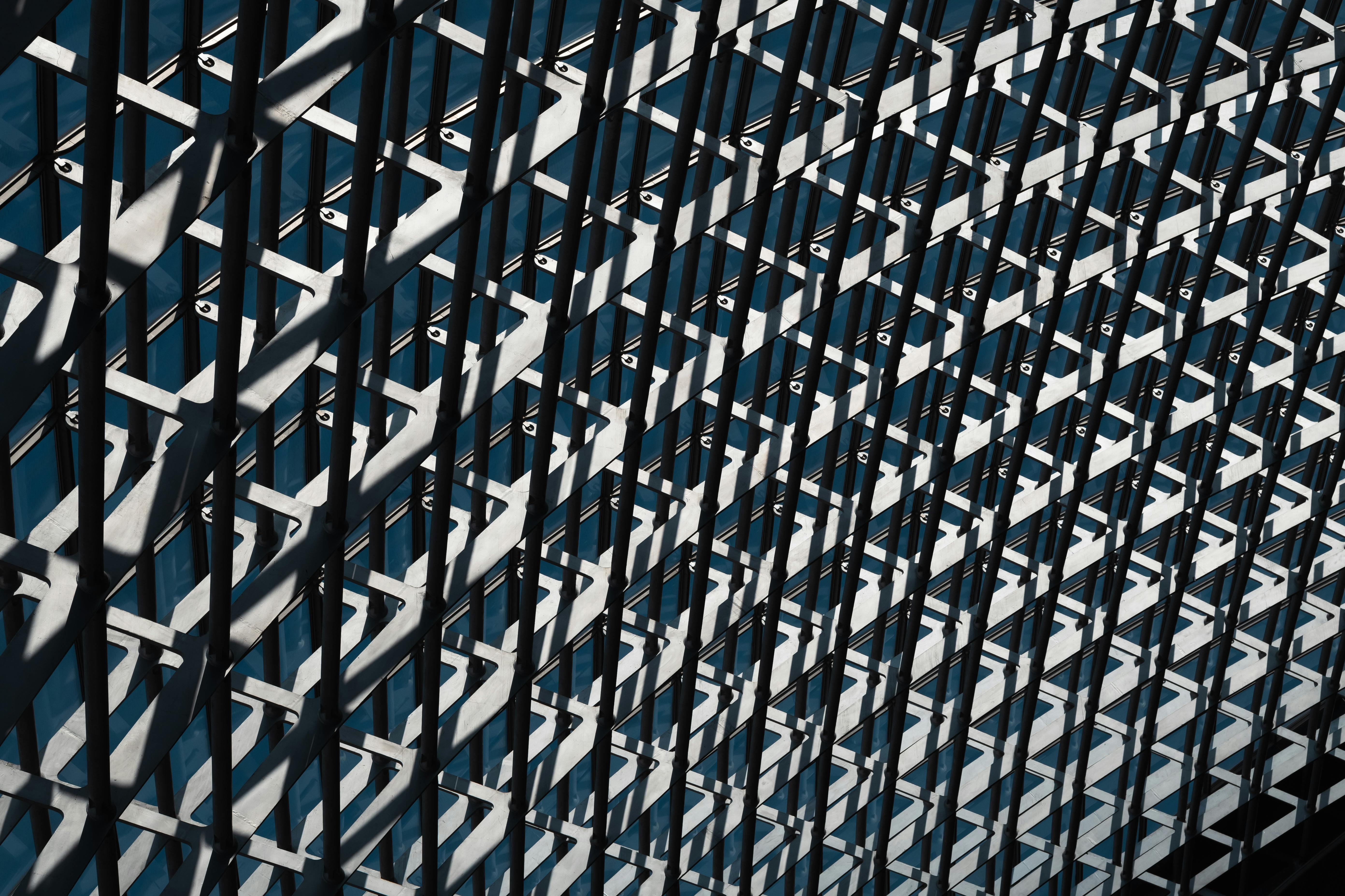 Gratuit Vue abstraite d'un plafond architectural en métal et en verre avec des motifs géométriques complexes. Photos