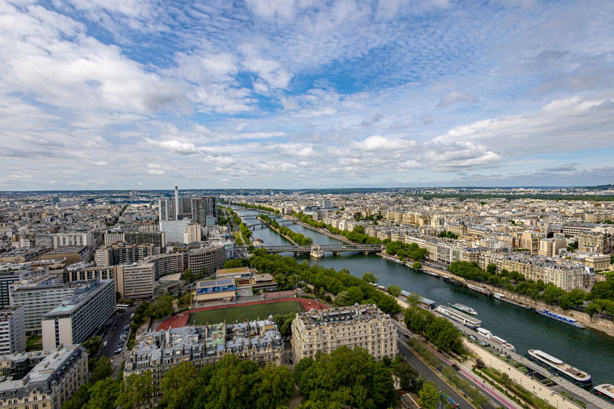 Vedere aeriană a Parisului și a Senei