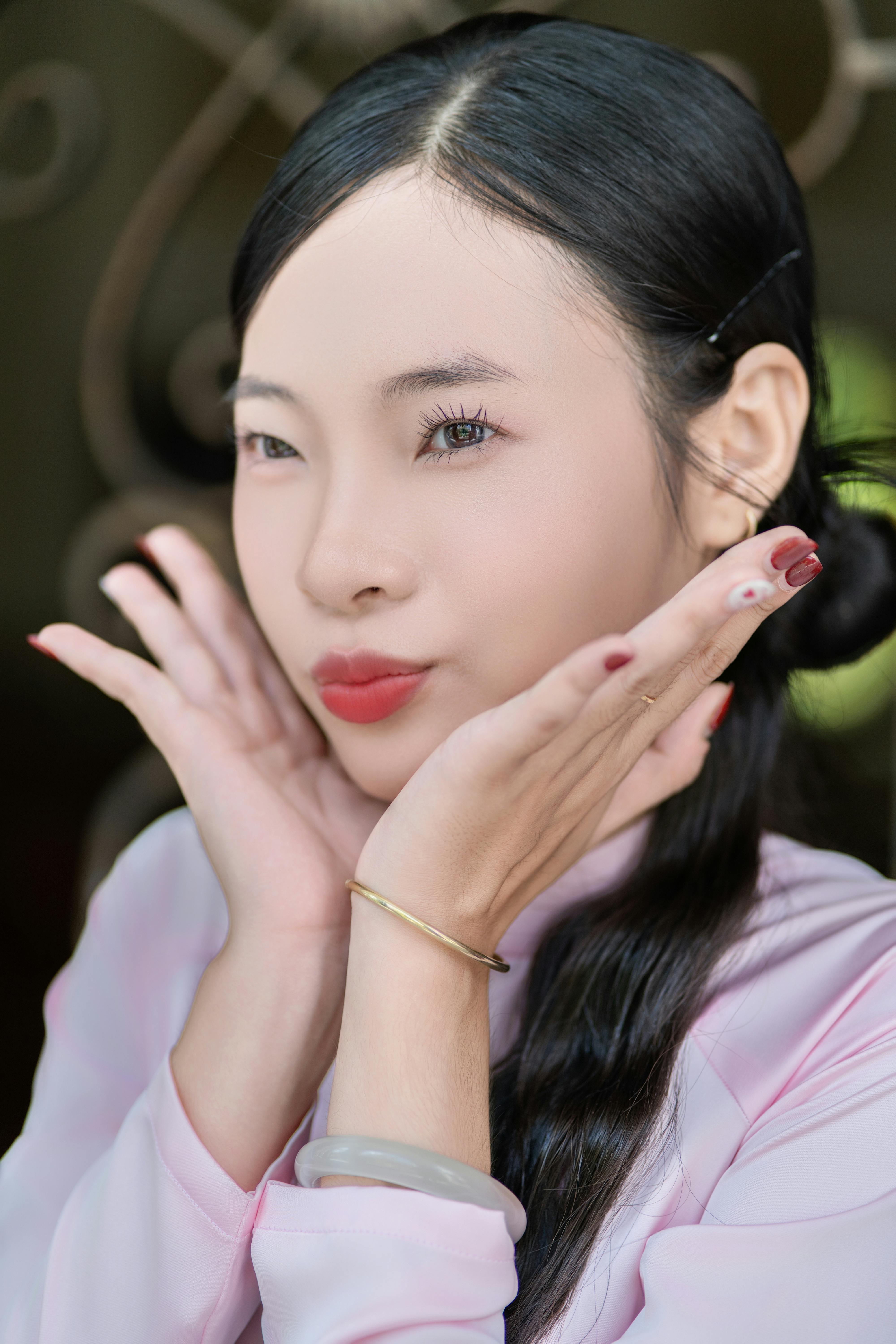 Miễn phí Một phụ nữ trẻ sành điệu trong trang phục truyền thống đang tạo dáng vui tươi. Ảnh lưu trữ