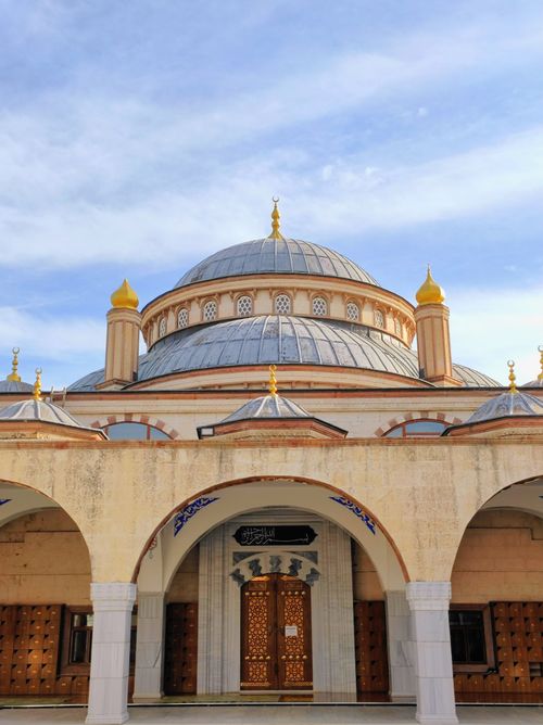 Free Captivating view of a traditional Ottoman-style mosque under a clear sky in Adıyaman, Türkiye. Stock Photo