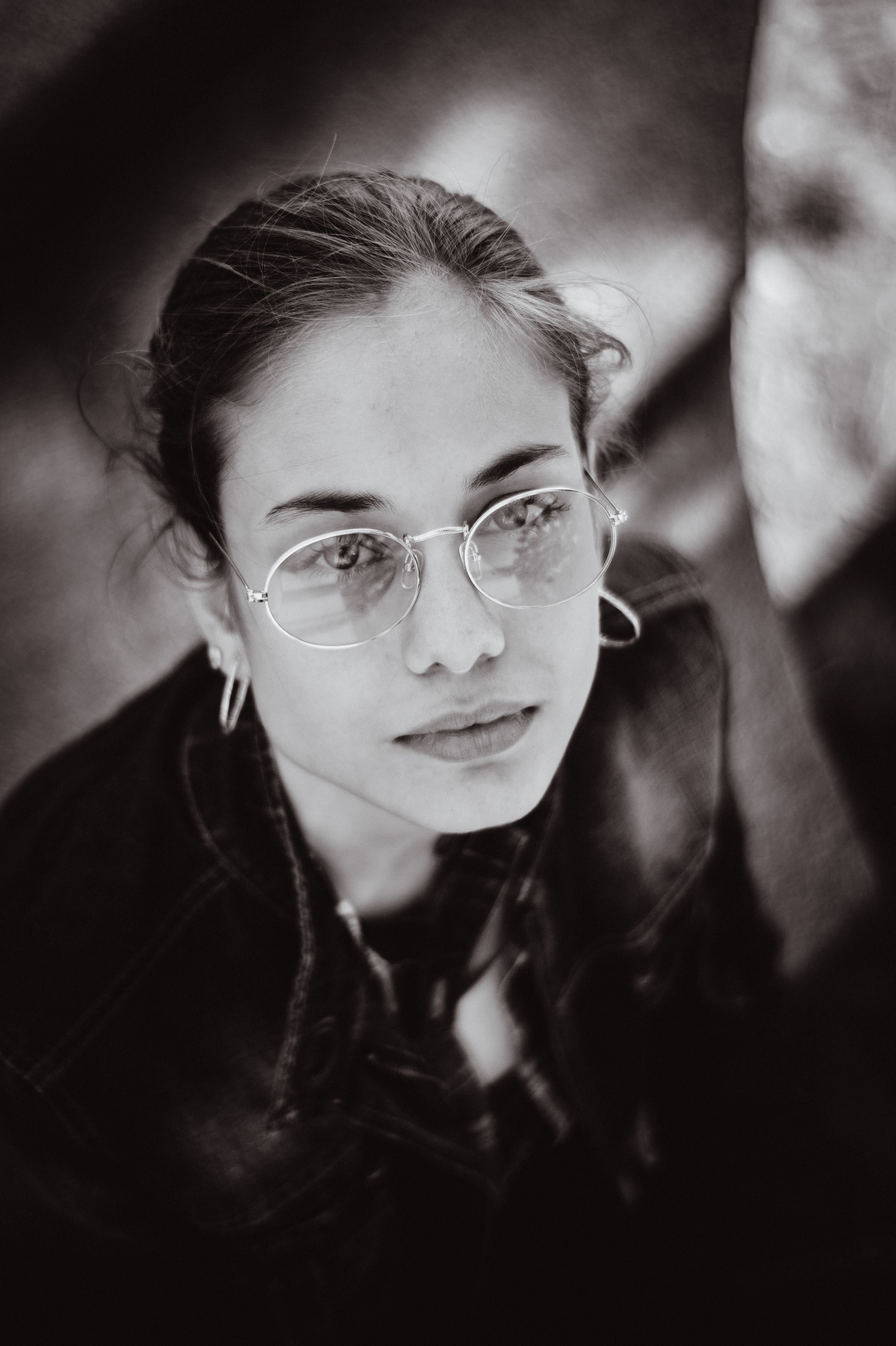 Retrato Artístico En Blanco Y Negro De Una Mujer Joven · Foto de stock ...