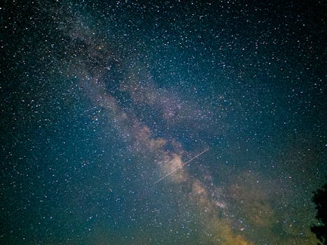 Affascinante vista della Via Lattea nel cielo notturno slovacco, con le sue stelle dai colori vivaci.