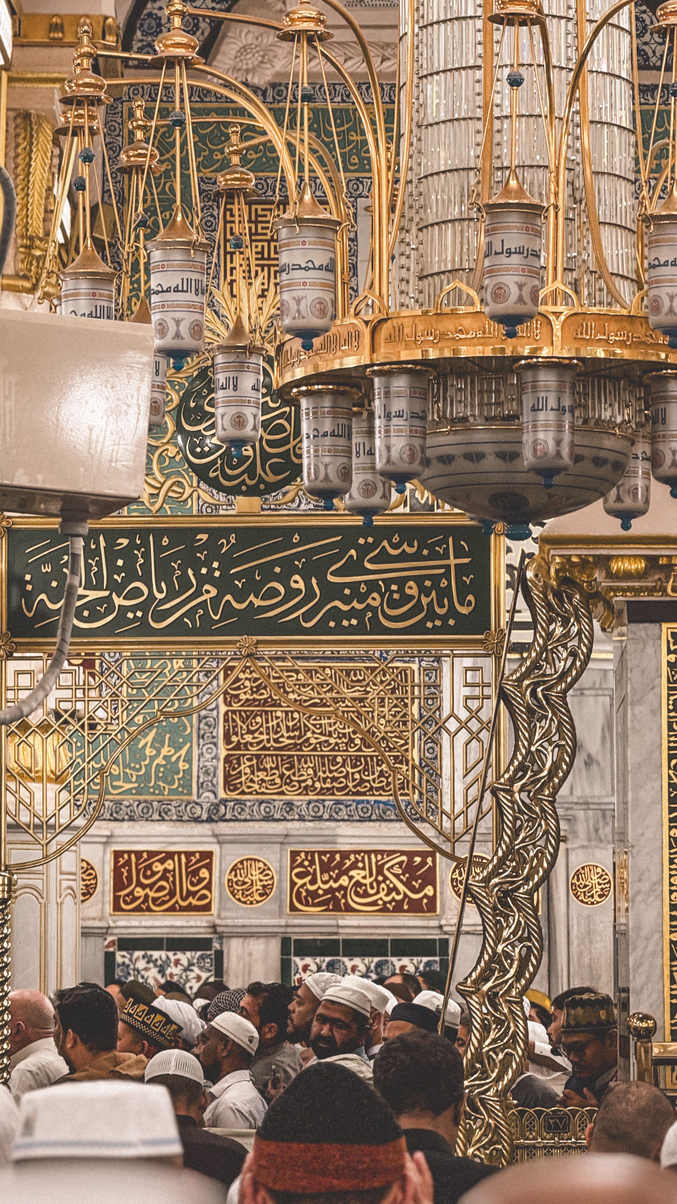Bahagian dalam Masjid Nabawi yang indah dengan candelier dan gerbang