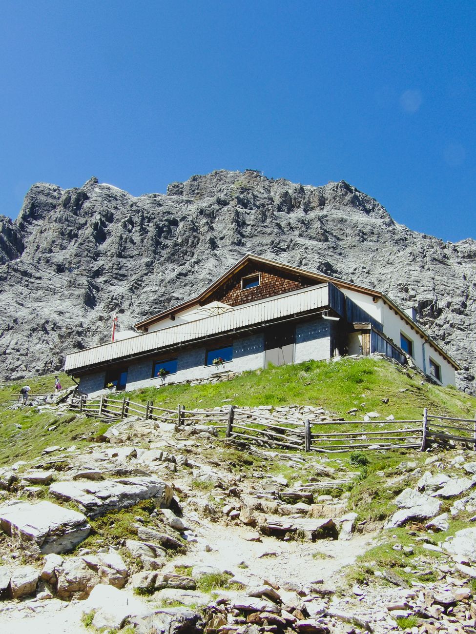 Alpenhut in Solda, Trentino-Zuid-Tirol, Italië, gelegen tegen ruige bergtoppen.