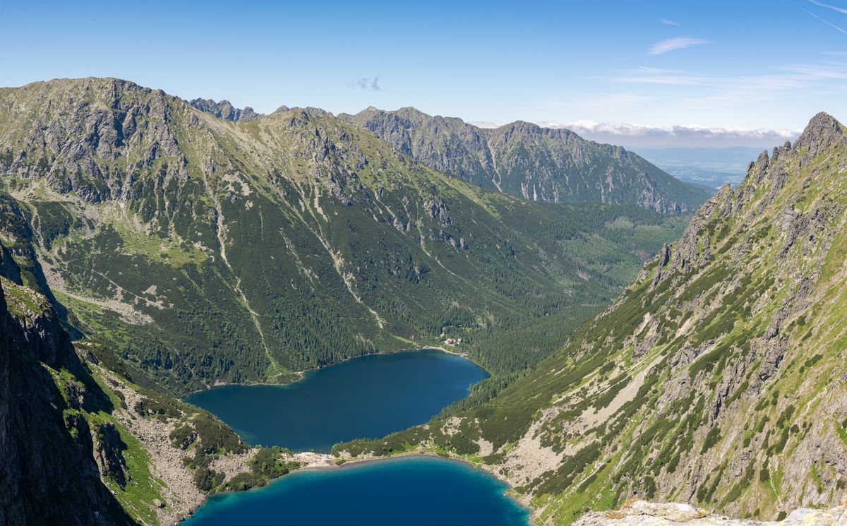 Lac glaciar albastru intens intr-o caldare din Tatra, vazut de sus