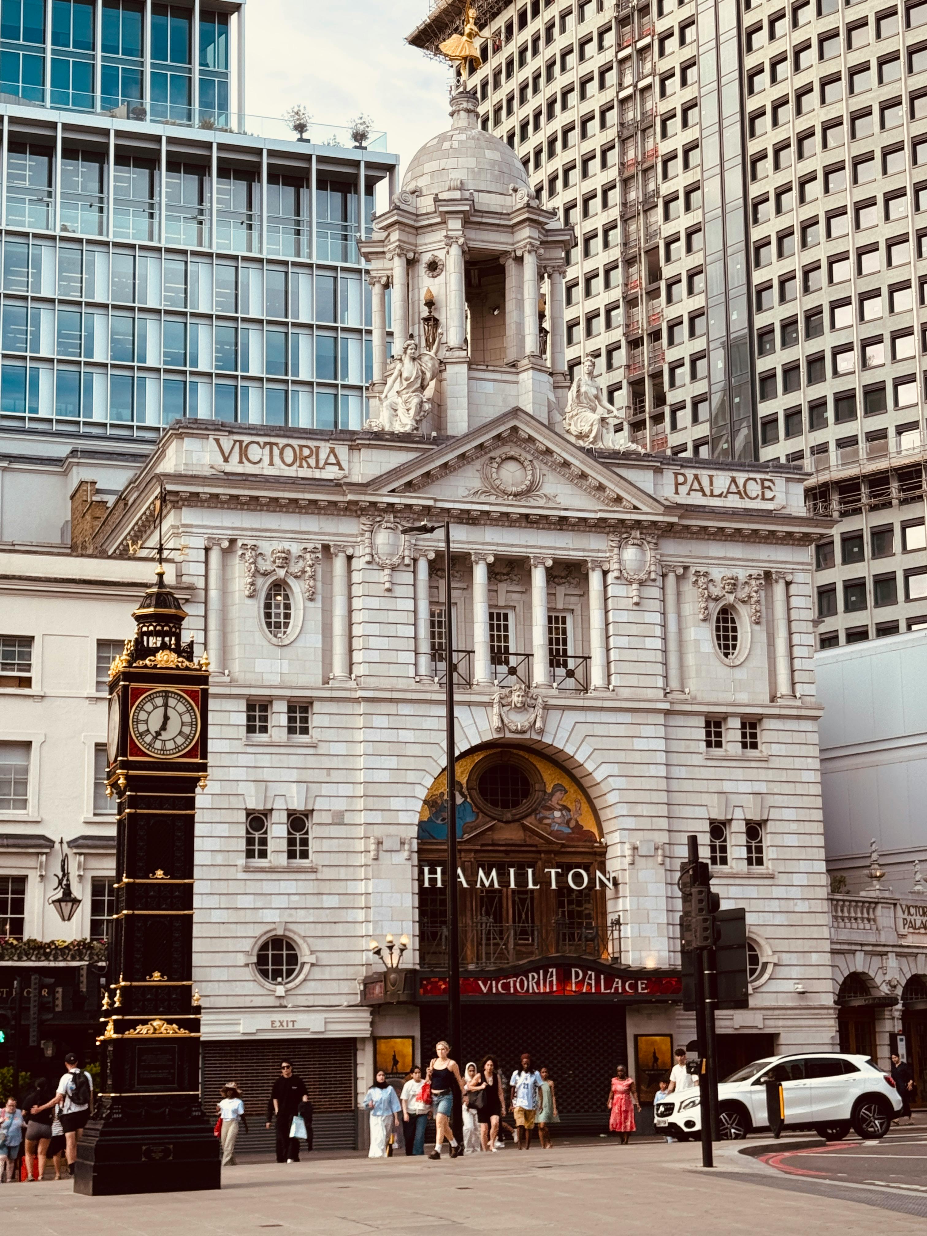 Gratis Fantastisk utsikt over Victoria Palace Theatre i Londons pulserende West End med turister og elegant arkitektur. Arkivbilde