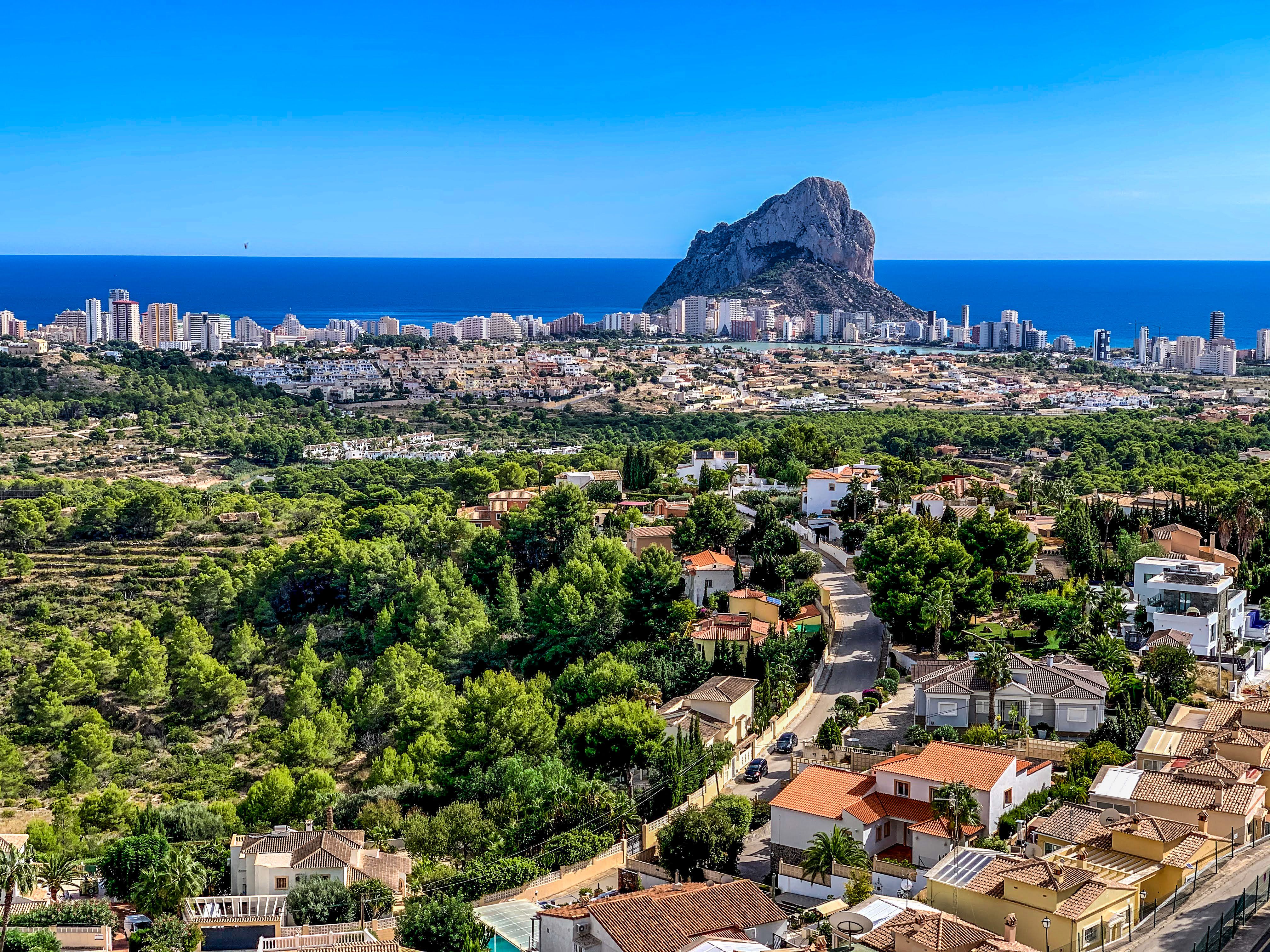 uitzicht over de kustlijn van Alicante bij zonsondergang