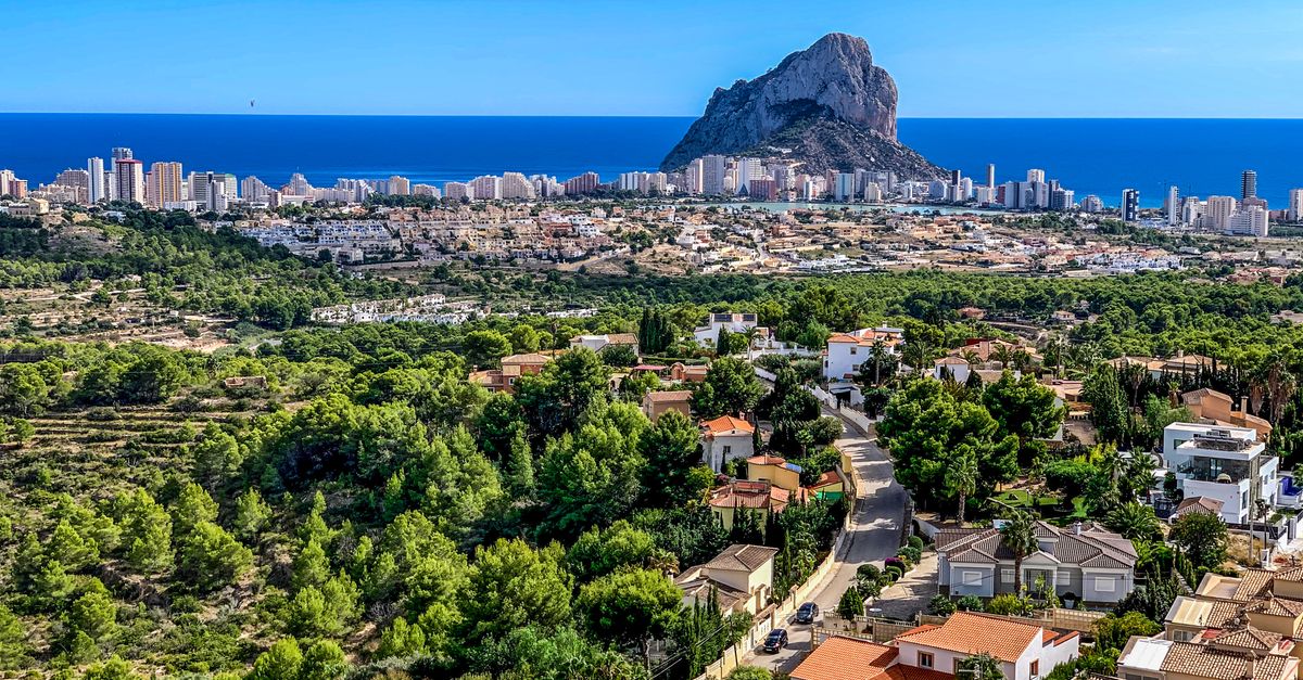 A panoramic view of Calpe, Spain, with Peñón de Ifach and coastline.
