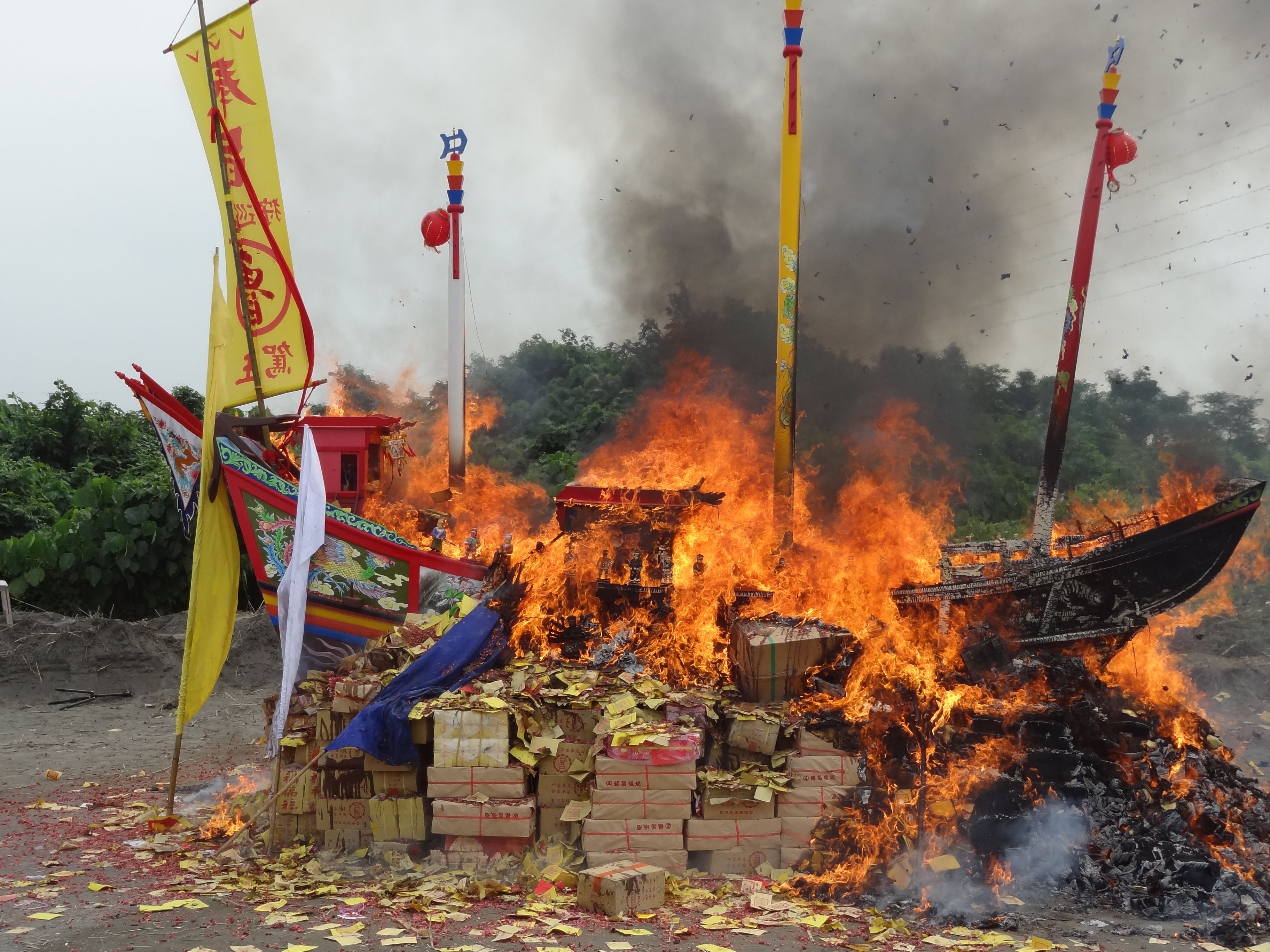 Kapal Wisata Pinisi Terbakar Hebat di Bulukumba, Kerugian Ditaksir Capai Miliaran Rupiah