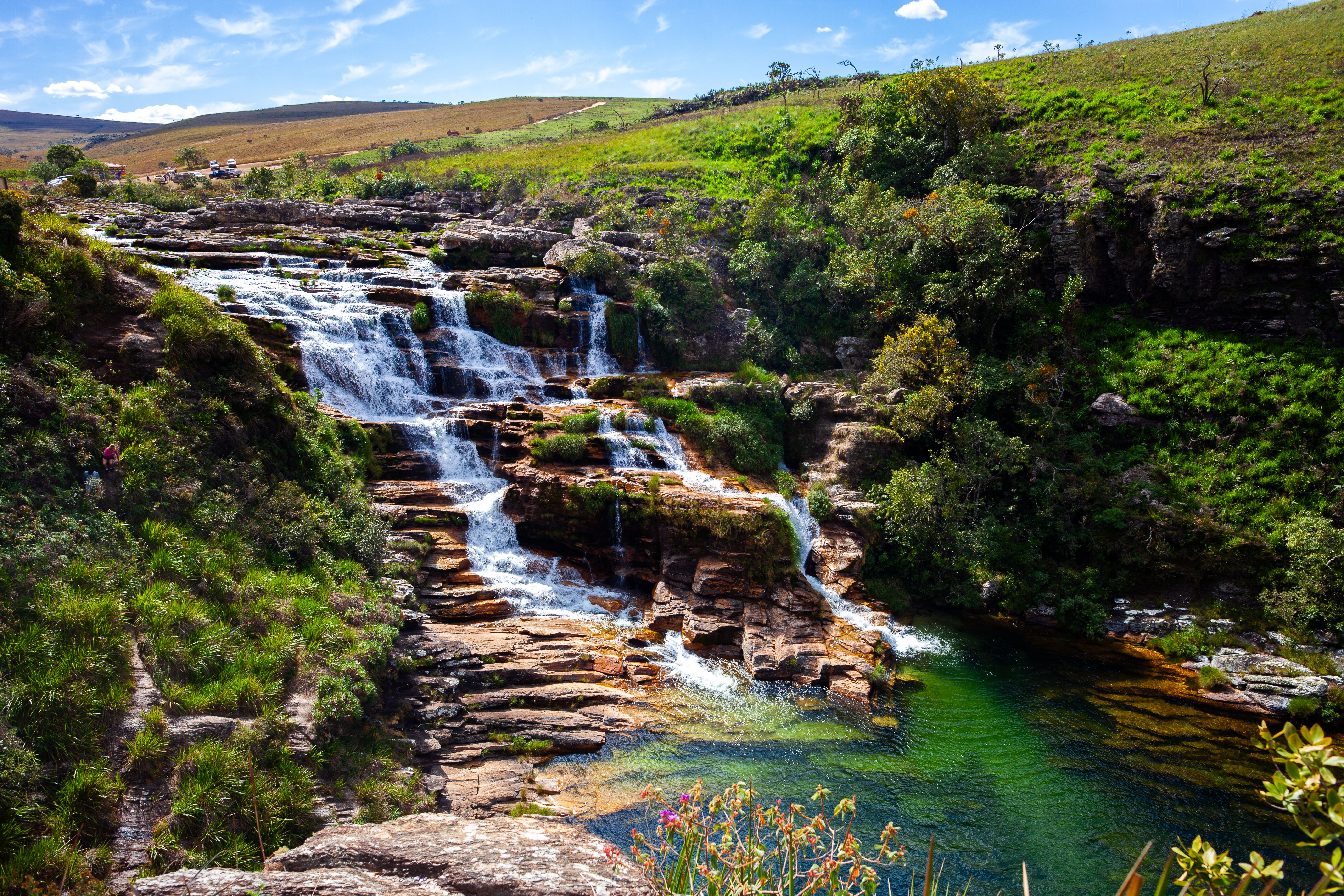 Cachoeira Cênica Em Cascata Em Paisagem Verdejante · Foto profissional ...