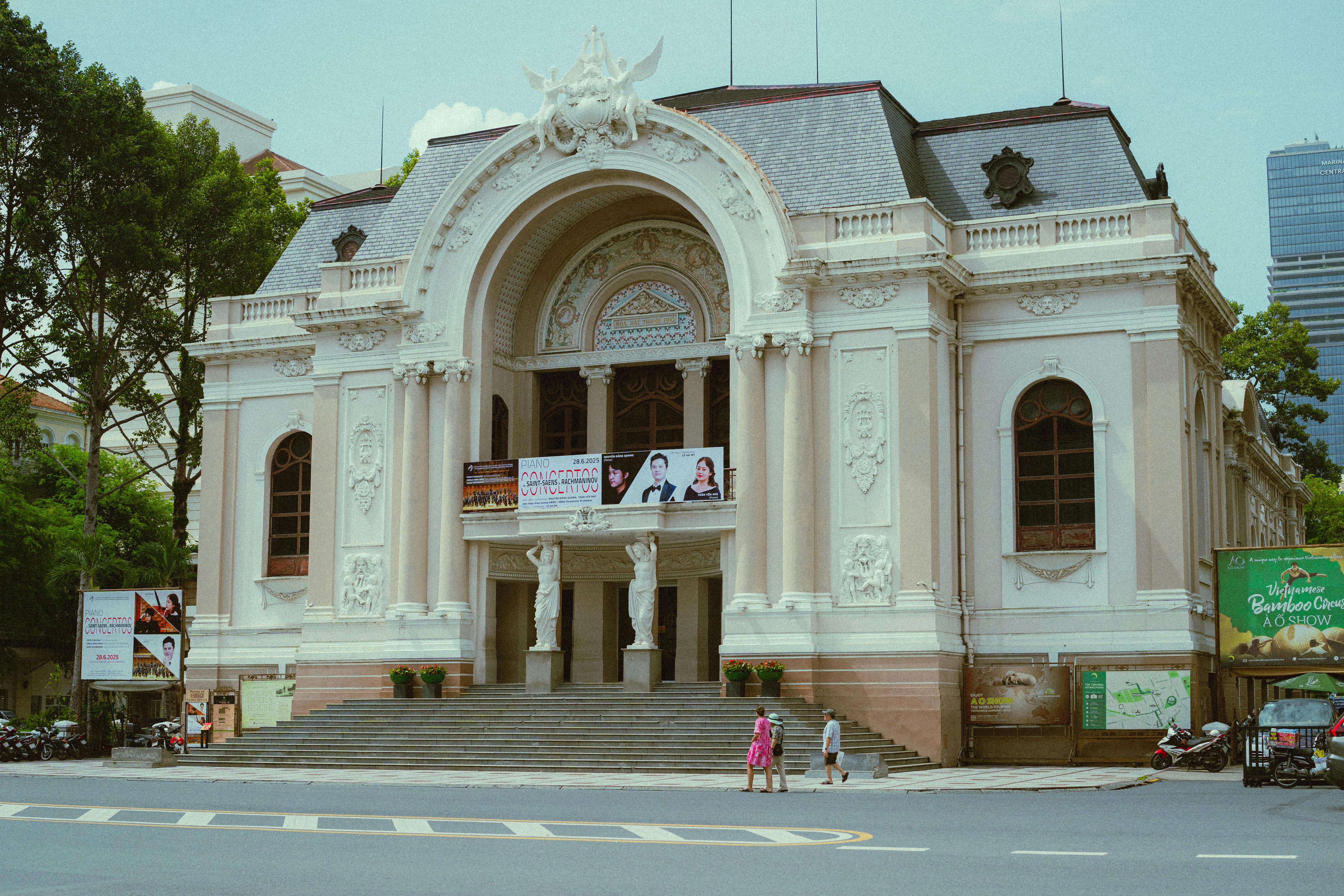 Ücretsiz Seyahat ve mimari meraklıları için mükemmel, Ho Chi Minh şehrinin ikonik Fransız Sömürge Opera Binası'nın dış cephesinin vintage tarzda fotoğrafı. Stok Fotoğraflar