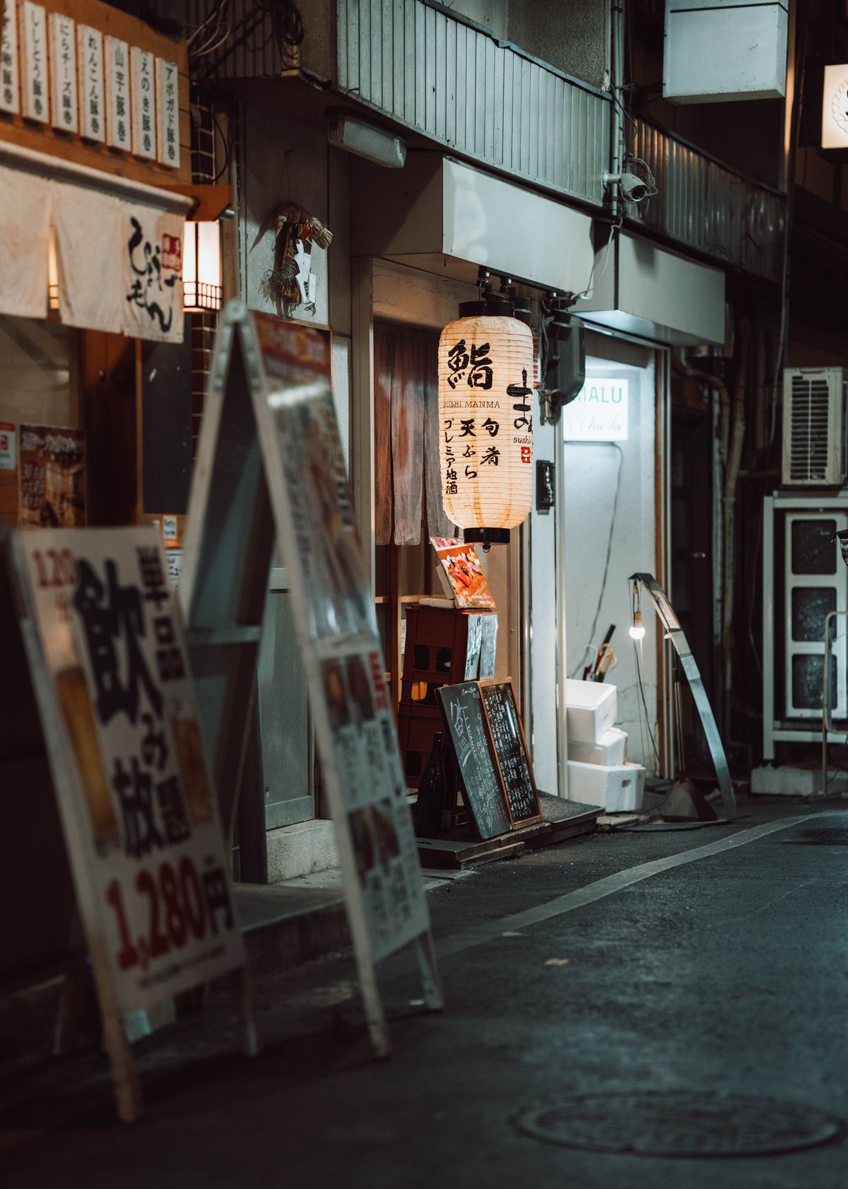夜の体育館の照明