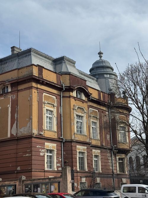 Free Old European building with vintage architecture and weathered facade, rich in history. Stock Photo