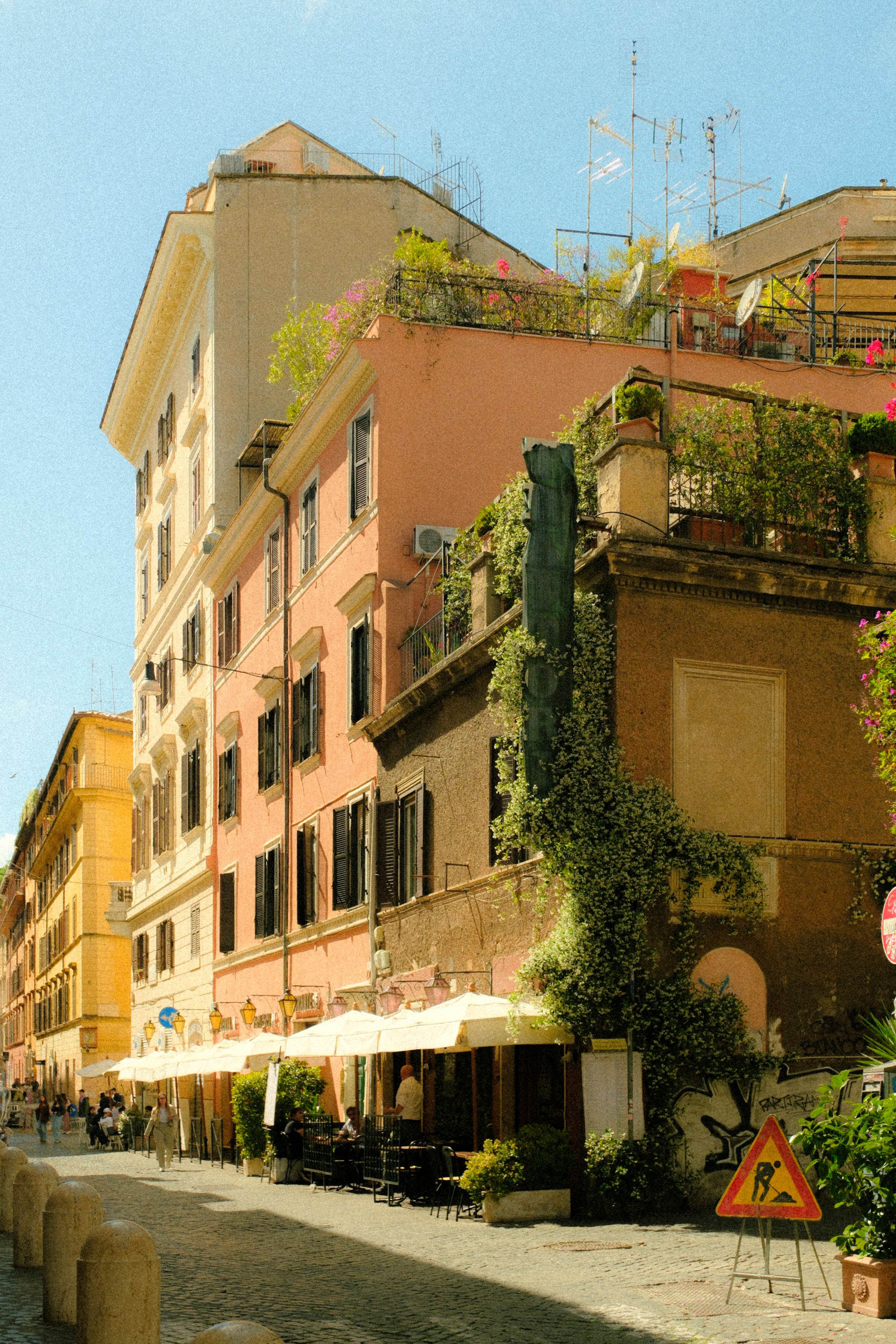 Charming Italian Street with Historic Architecture · Free Stock Photo
