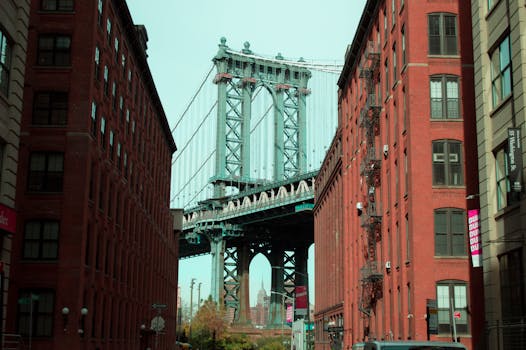 曼哈顿大桥的标志性景观由纽约布鲁克林的红砖建筑构成
