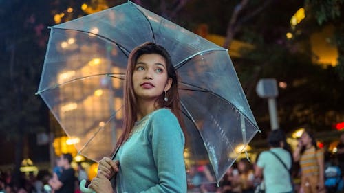 Gratuit Femme En Chemise Bleue Sous Un Parapluie Transparent Photos