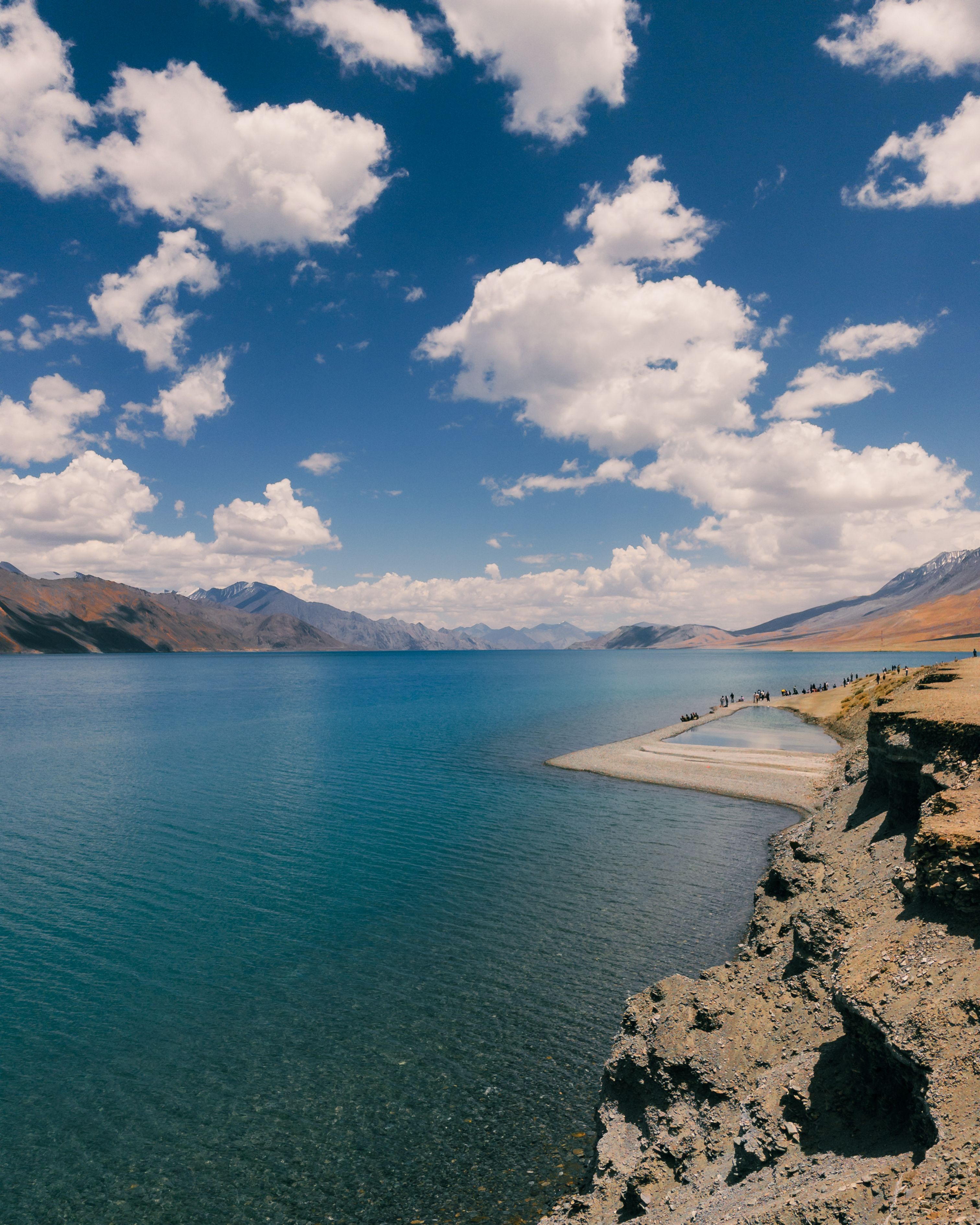 Gratis Udforsk den betagende natur ved Pangong-søen i Ladakh, Indien, med fredfyldt blåt vand og majestætiske bjerge. Lagerfoto