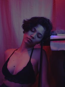 在柔和的工作室灯光下，一位女性展现出宁静的美丽与优雅，照片十分迷人