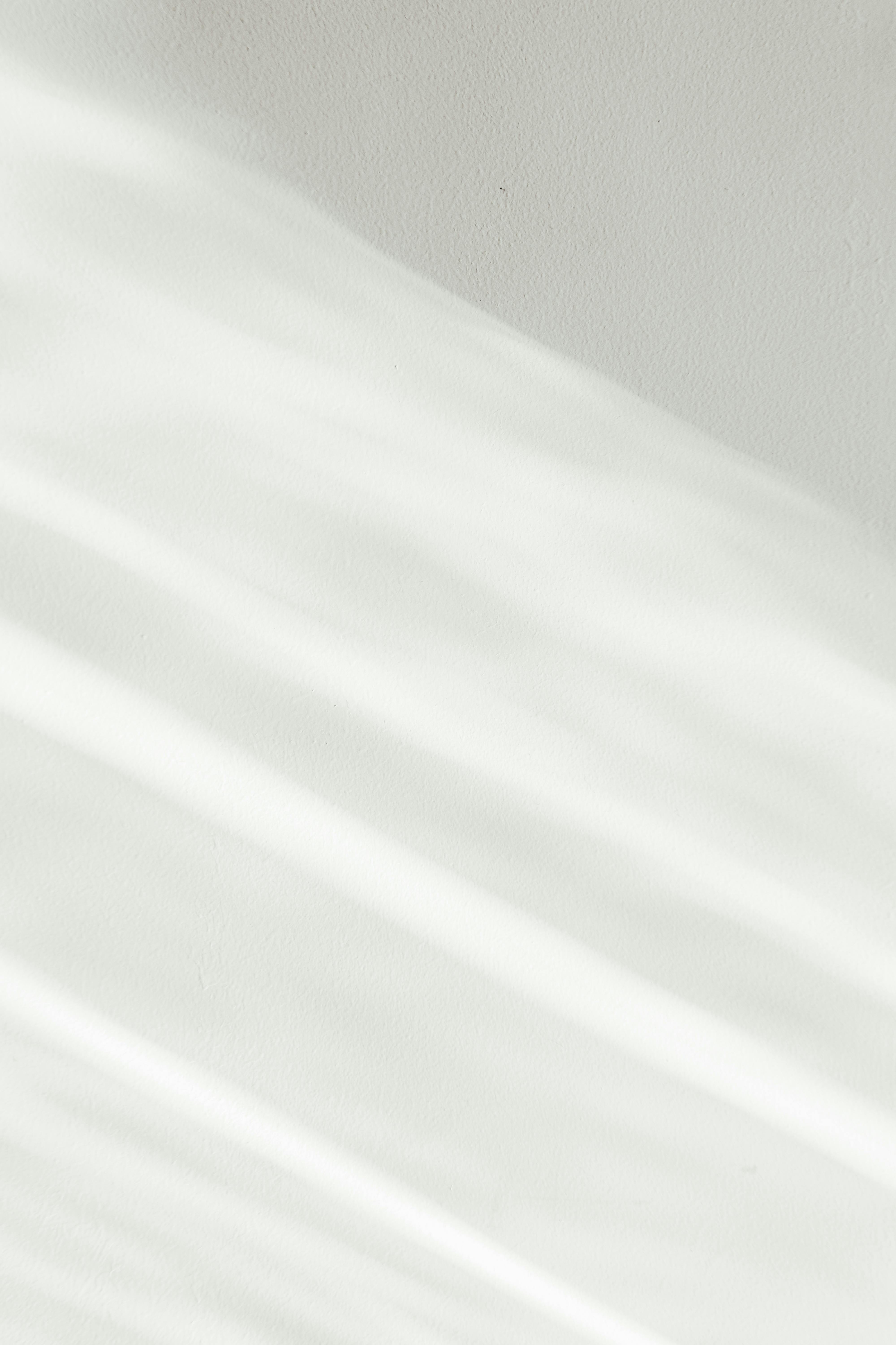 Gratis Le onde luminose bianche astratte creano un motivo minimalista con ombre morbide. Foto a disposizione