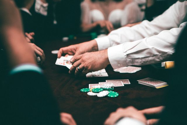 Suasana intens permainan poker dengan tumpukan chip