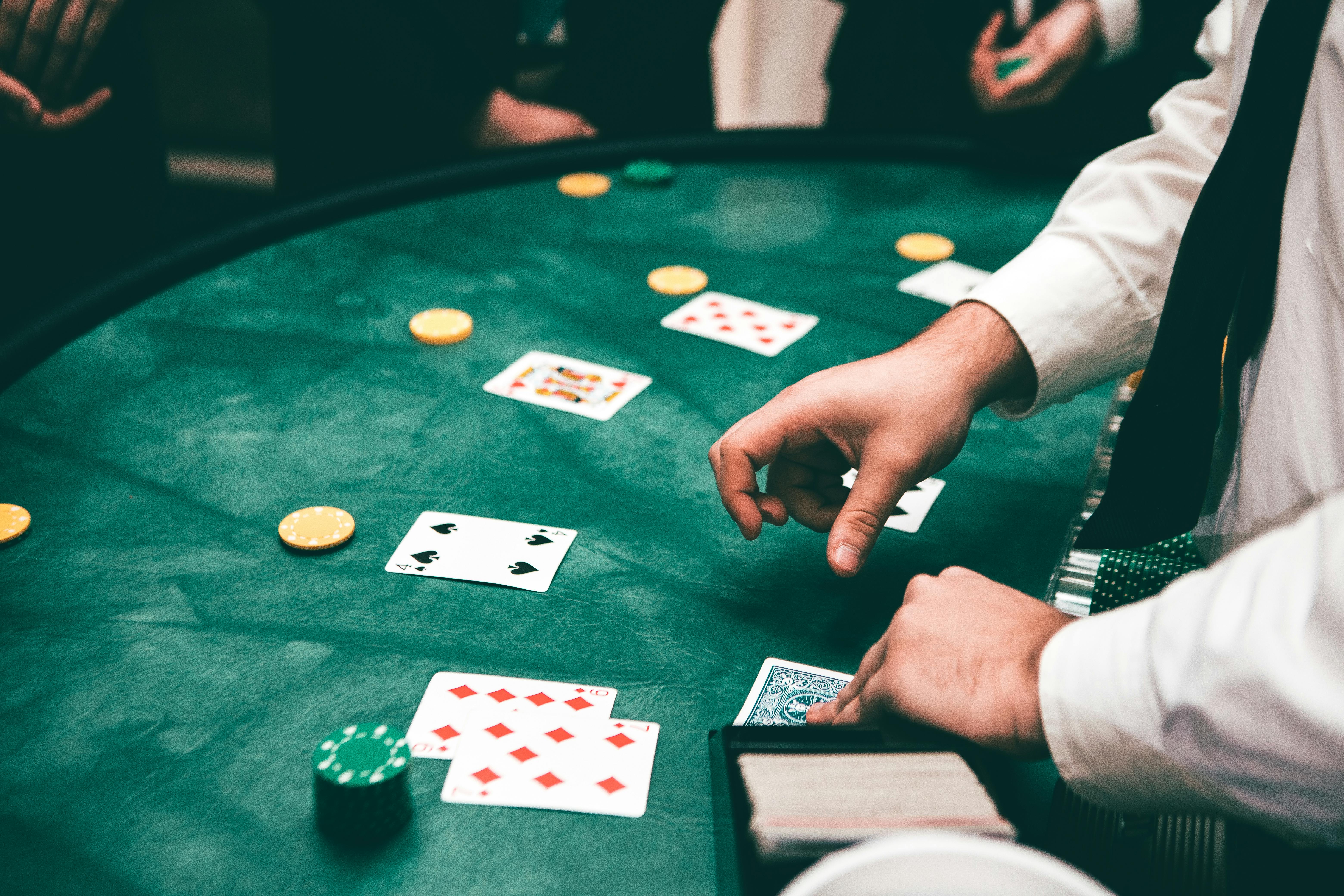 People playing poker. | Photo:  Pexels