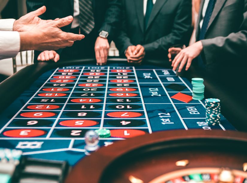 Online Casino Deutschland regulärer Markt mit Spielautomaten und Roulette Tischen