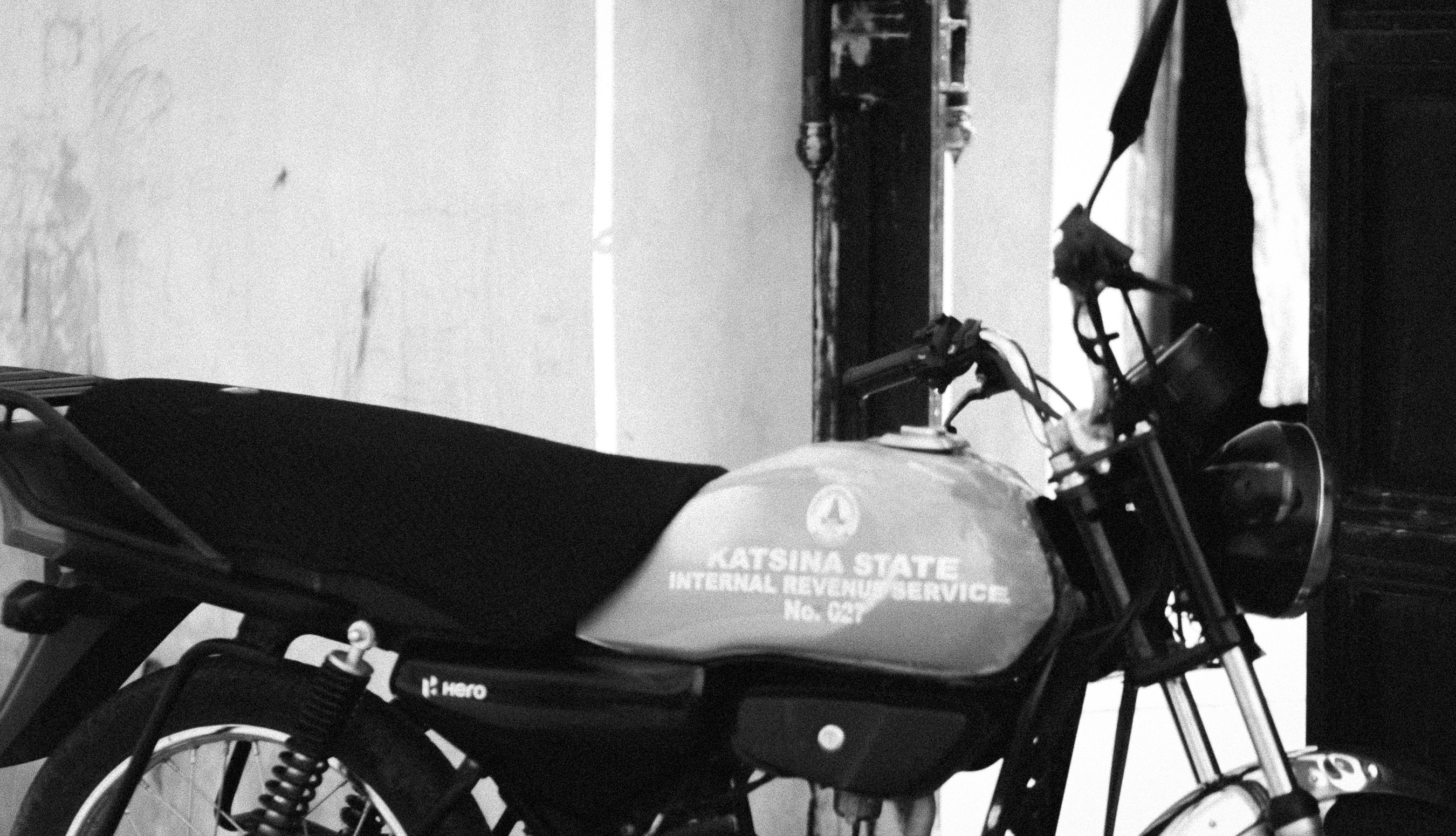 Terekam CCTV: Detik-detik Sejoli Bawa Anak Curi Motor di Bogor, Polisi Buru Pelaku!