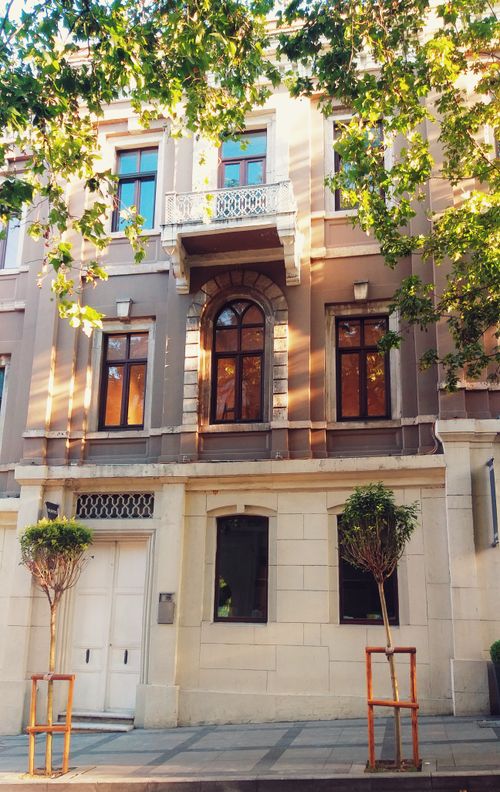 Free A beautiful facade of a historic building in İstanbul with lush greenery. Stock Photo