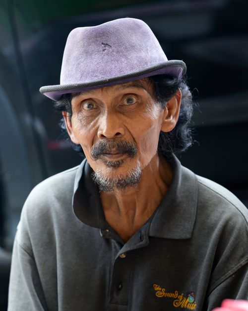 Free Close-up portrait of an elderly man wearing a colorful hat, reflecting thoughtful expression. Stock Photo