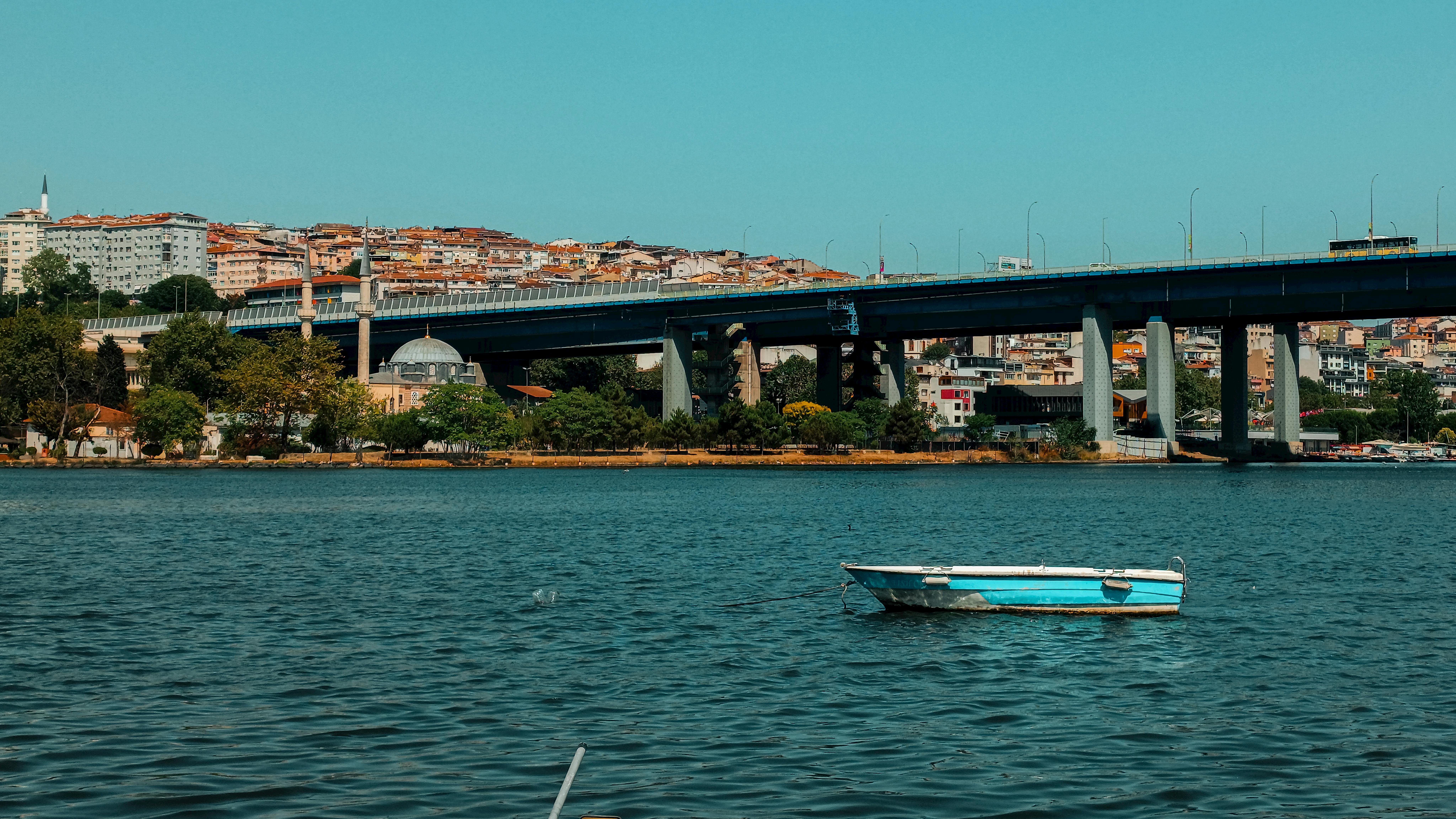 Gratuit Une vue pittoresque d'un pont enjambant l'eau avec un paysage urbain à Istanbul, en Turquie. Photos