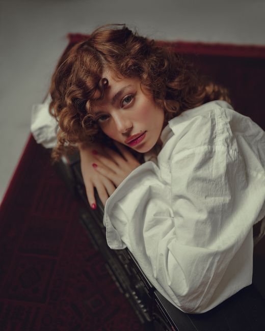 5. Feminin & Chic: Kemeja Putih untuk Tampilan Manis 5. Feminin & Chic: Kemeja Putih untuk Tampilan Manis