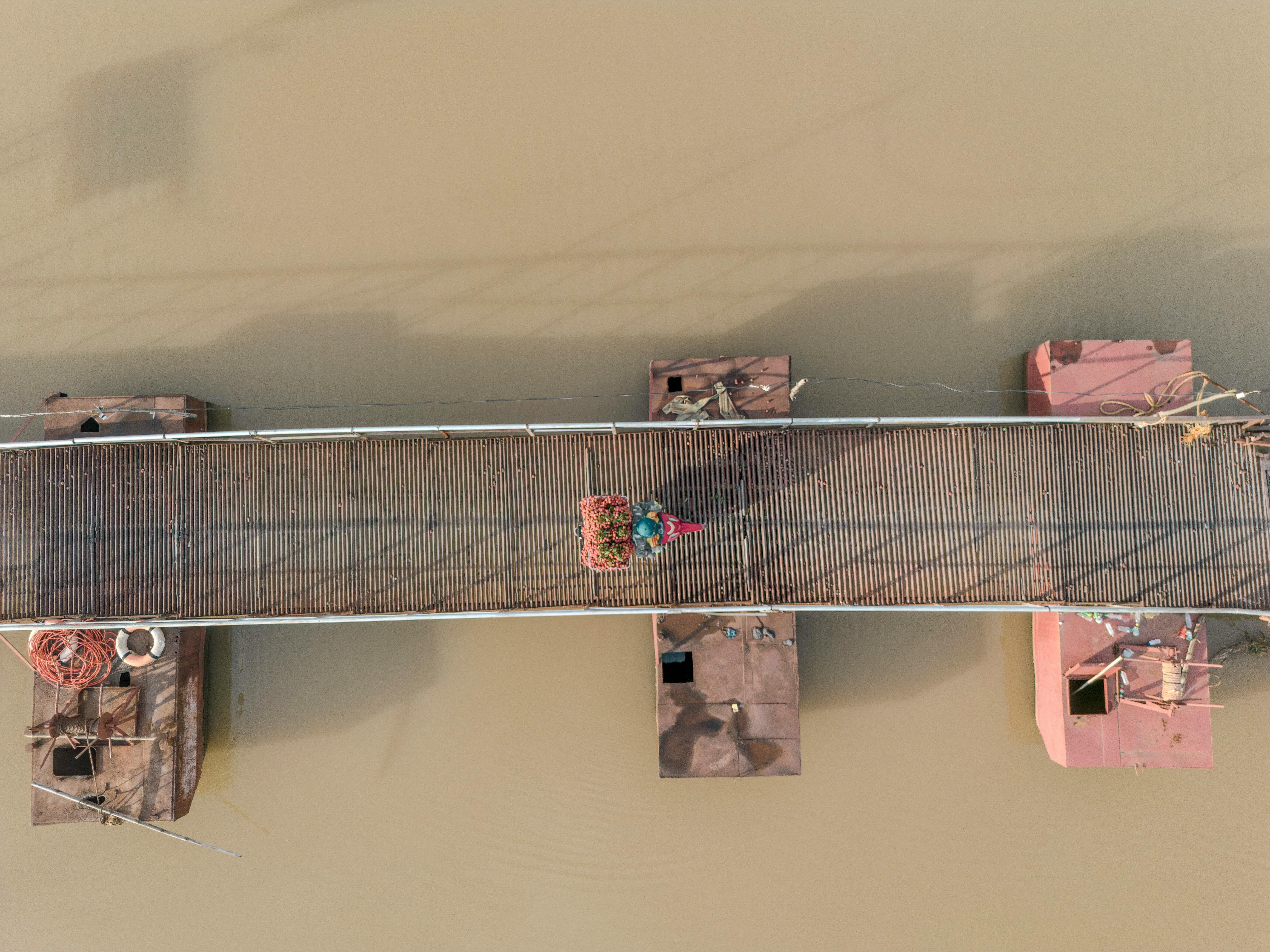 De franc Vista aèria d'un venedor de litxis en un pont sobre un riu a Bac Giang, Vietnam. Foto d'estoc