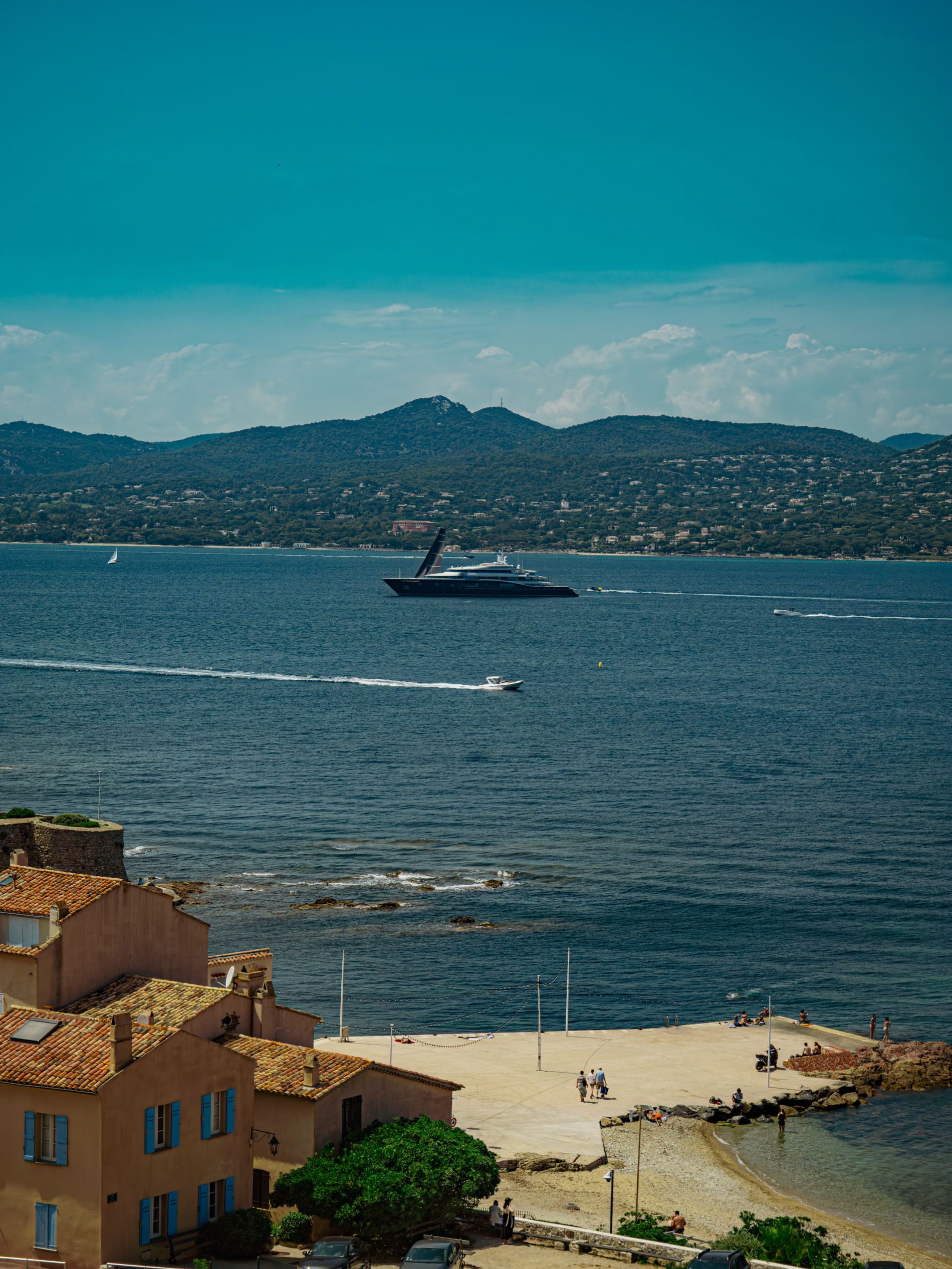 Vue du port de Saint-Tropez dans le Var