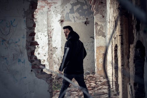 Hombre Mirando Por Encima Del Hombro Izquierdo Dentro Del Edificio Abandonado