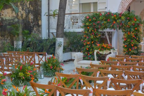 Free A beautifully decorated outdoor wedding ceremony with a floral arch and elegant seating arrangement. Stock Photo
