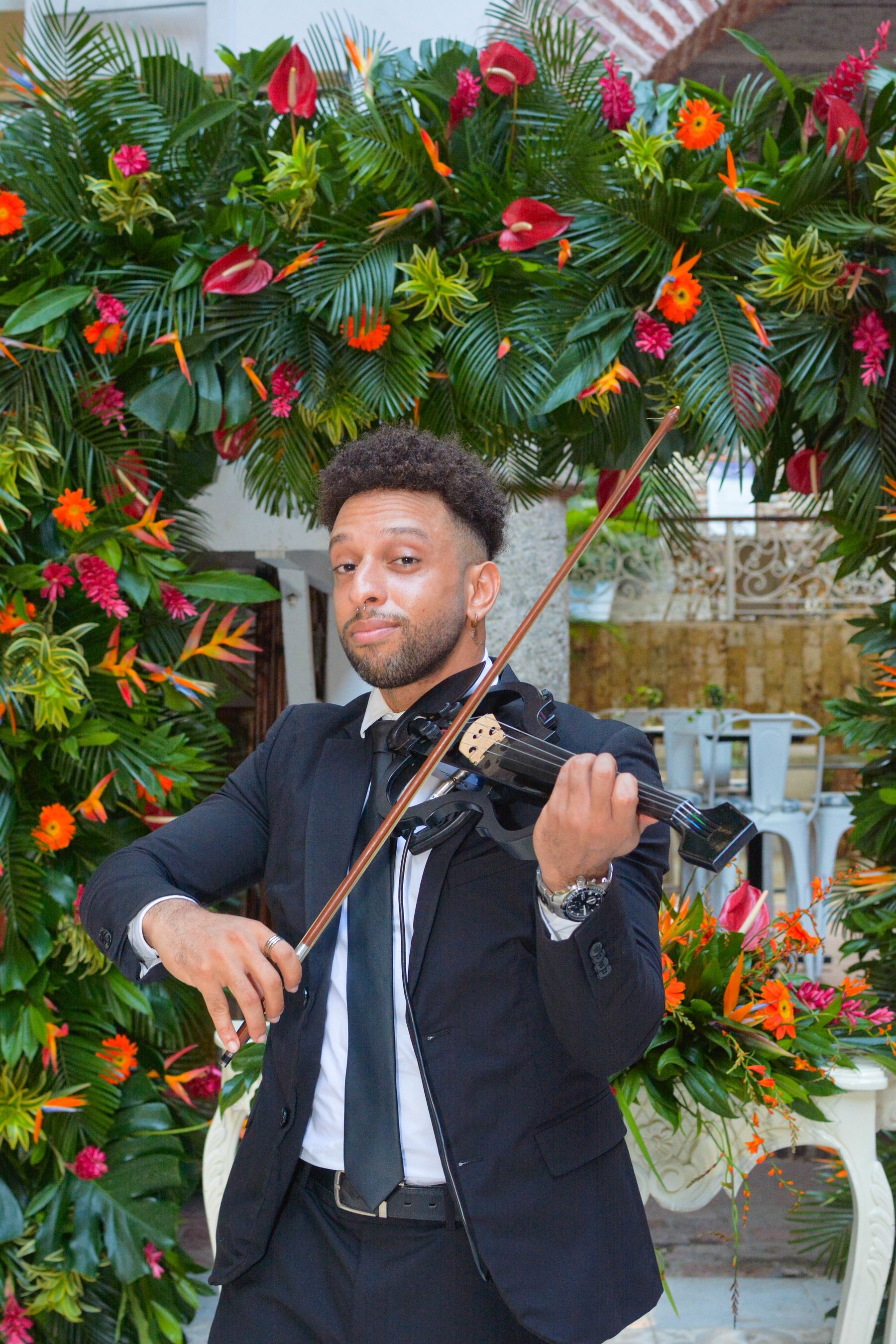 Violinista tocando durante un evento elegante al aire libre